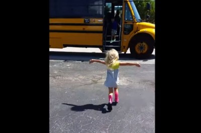 Mała siostrzyczka czeka na brata wracającego ze szkoły! Jej reakcja gdy w końcu go widzi chwyta za serce!