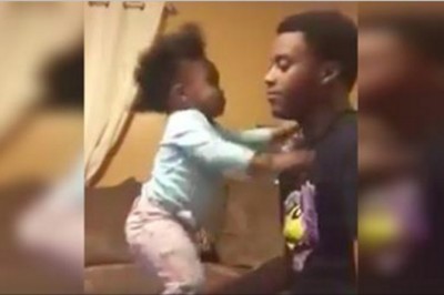 Małą córeczka przeszkadza tacie w uczesaniu jej włosów  cały czas go całując! W końcu nie wytrzymał! 