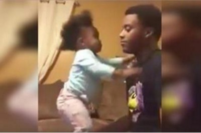 Małą córeczka przeszkadza tacie w uczesaniu robiąc ciągle jeden gest! W końcu tata nie wytrzymał!