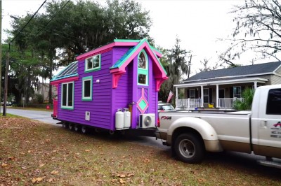 Mieszkanie w starej przyczepie nie brzmi dobrze. Jednak ta kobieta zamienia je w domki z bajki.