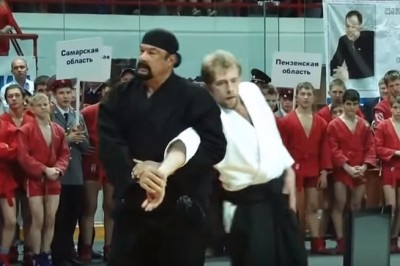 Mimo wieku ciągle w formie! Steven Seagal daje imponujący pokaz sztuki walki w Rosji!