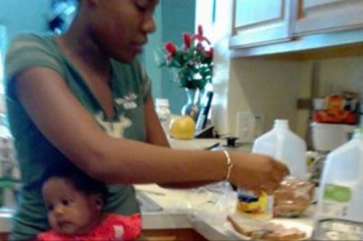 Musiała zostawić dziecko pod opieką siostrzenicy! Gdy dostała zdjęcie jak się nią zajmuje - była w szoku!