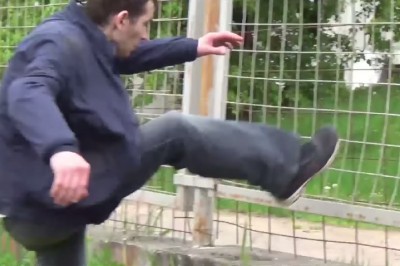 Myślał, że siatka go ochroni i się przeliczył! Bolesna lekcja za głupie drażnienie się z psem! 