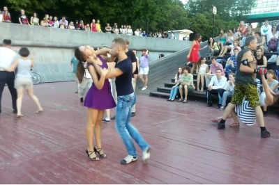 Myślałam w pewnym momencie, że zaczął ją dusić! Niezwykle hipnotyzujący uliczny taniec w Rosji! 