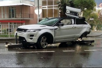 Mógł jeszcze szybciej zapierniczać! Kompletny debil i jego lot Range Roverem zakończony kraksą!