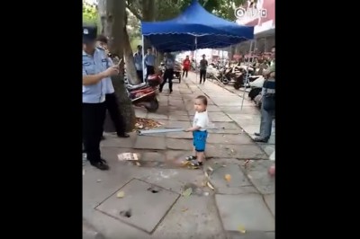 Młody się nie patyczkował! Wnuczek broni babcie przed policją przy użyciu wielkiej metalowej rury! 