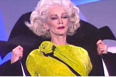 Na widowni zapadła cisza! Ta 85 letnia modelka wypada na wybiegu lepiej niż jej młodsze koleżanki! 