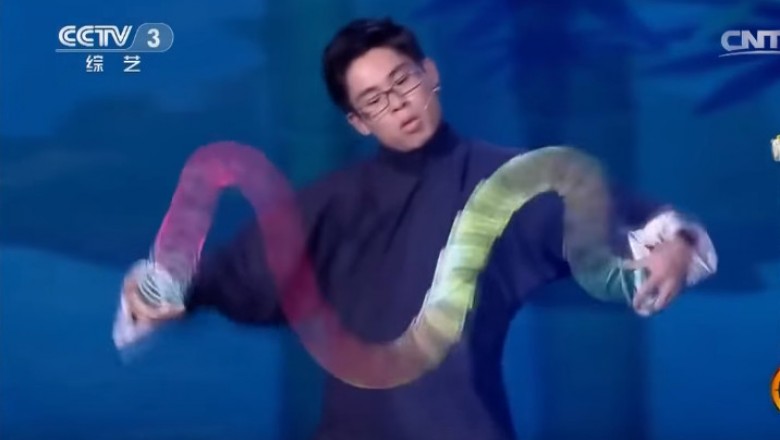 Nadzwyczajny występ z kolorową sprzężną! Koleś czaruje jak cholerny Harry Potter!