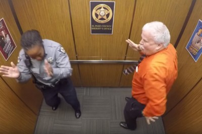 Nagranie z kamery umieszczonej w windzie na komisariacie ujawnia nietypowe hobby szeryfa! 