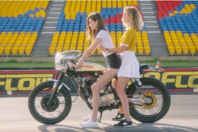 Najlepszy instruktarz jaki widziałem! Dwie piękne dziewczyny tłumaczą jak poprawnie jeździć na motorze! 