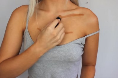 Namalowała dwie kreski nad swoimi piersiami! Kiedy skończyła jej biust wyglądał niesamowicie!