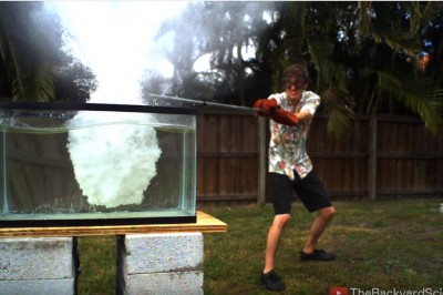 Niesamowita eksplozja! Wlał roztopioną sól do wody, efekt usłyszeli nawet sąsiedzi! 