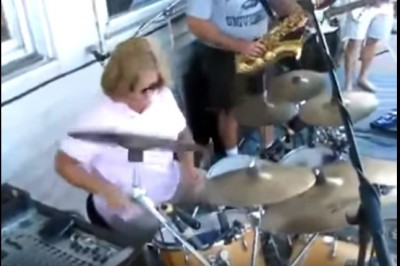 Niesamowite umiejętności! To co ta kobieta wyczynia na perkusji zaskoczy chyba każdego!