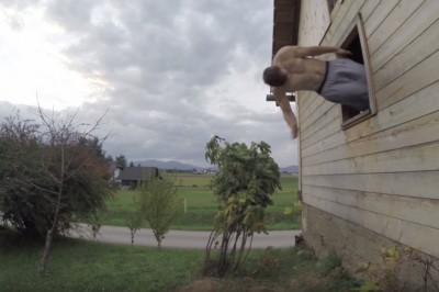 Niesamowity pokaz skoków przez wygimnastykowanego typa!