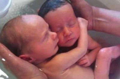Nowo narodzone bliźniaki ciągle myślą, ze są w brzuszku mamy! Ich pierwszy kontakt ze światem rozczula!