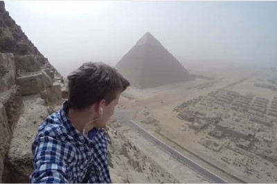 Odważny turysta wspiął się na Wielką Piramidę w Gizie! Ten widok wart był mandatu!