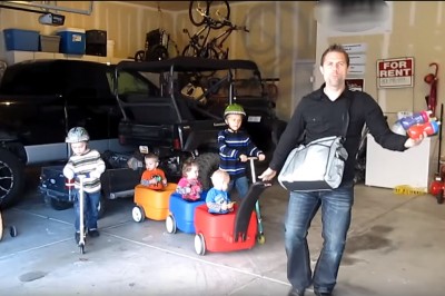 Ojciec tej piątki dzieci doskonale wie jak poradzić sobie z obowiązkami! Przecudne nagranie