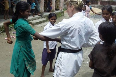 Ona nie chce ratować bezbronnych dzieci. Ona chce nauczyć je walczyć!