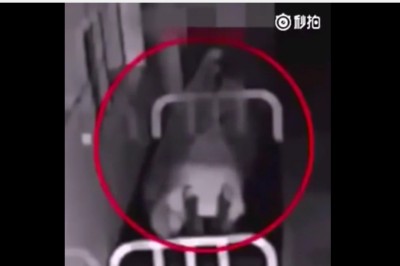 Pacjentka umiera na korytarzu w chińskim szpitalu! To co wydobyło się z jej ciała przeraża! 