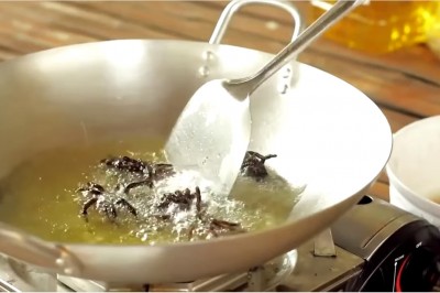 Pająk smażony na głębokim oleju? Poznaj najbardziej obrzydliwe potrawy świata! 