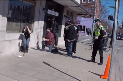 Para została zaatakowana przez kilku osiłków! Gdy pojawił się policjant nie mogłam uwierzyć co się dzieje! 