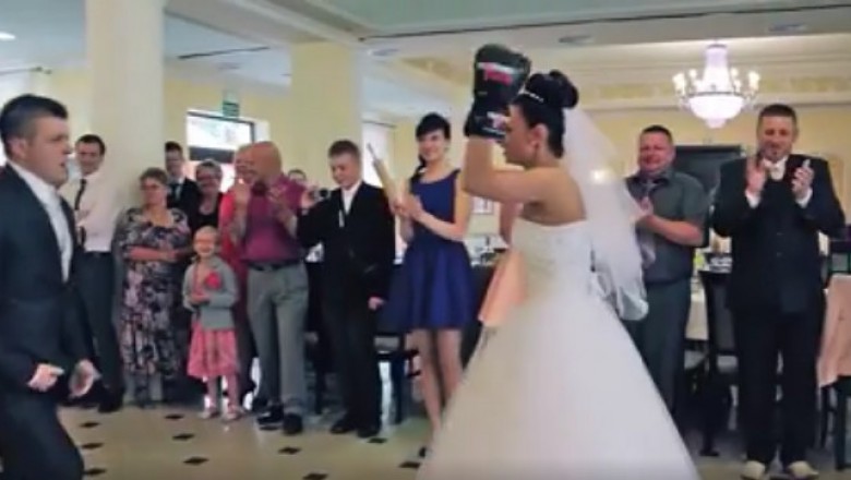 Pierwszy taniec nie musi być nudny! Rewelacyjna zabawa młodej pary zaskoczyła wszystkich gości!
