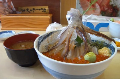 Po wizycie w tej restauracji bym zwymiotowała! Martwa ośmiornica zaczyna ruszać się na talerzu! 