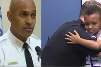 Policjanci widzą jak mały chłopiec wchodzi na komisariat! Zaskoczeni patrzą co ma przewiązane wokół szyi.