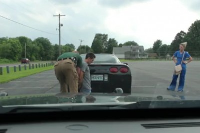 Policjant skuł jej chłopaka i rzucił na kolana! Gdy podeszła bliżej i To zobaczyła, zaczęła krzyczeć!