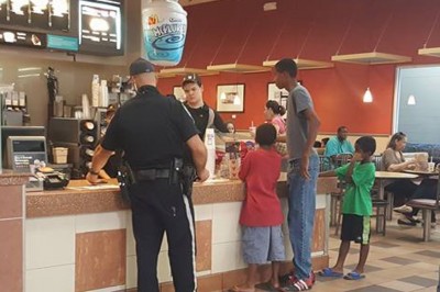 Policjant znalazł trzech braci zagubionych na autostradzie w strasznym upale! Jego reakcja przywraca wiarę!