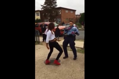 Policjantka podczas interwencji wyzywa nastolatkę na taneczny pojedynek! Zobacz efekt! 