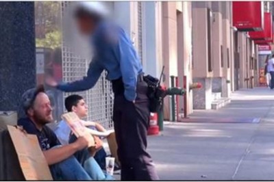 Policjantka potraktowała bezdomnego jak śmiecia! Facet okazał się bohaterem z wielkim sercem!