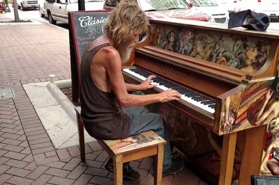 Pozwolił bezdomnemu zagrać na pianinie. Zaszokował przechodniów.