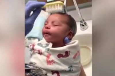 Położna dokładnie myje włosy noworodka! Gdy dotknęła jego główki szczotką maluszek robi coś przesłodkiego!