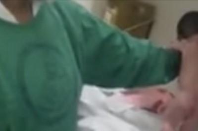 Położna trzyma noworodka jedną ręką! Chwile po porodzie dziecko zaczyna iść na własnych nogach! 