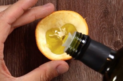 Przecięła mandarynkę na pół i do skórki wlała oliwę! Gdy podpaliła naturalny knot efekt przeszedł oczekiwania!