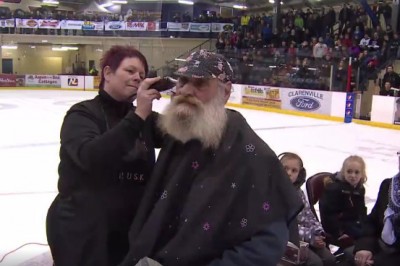 Przez 40 lat nie golił swojej brody! Postanowił się ogolić by pomoc choremu przyjacielowi! 