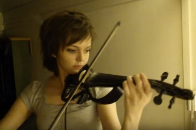 Przez dwa lata nauki gry na skrzypcach nagrywała swoje postępy! To co osiągnęła imponuje!