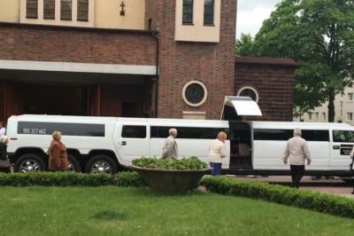 Przyjechać taką limuzyną na pierwsza komunię to już przesada! Zaniemówisz gdy zobaczysz wnętrze! 