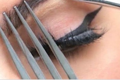 Przykryła brew widelcem! Teraz zobacz co narysowała na brzegu - Genialne!