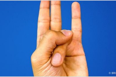 Przytrzymaj swoje dłonie w tej pozycji! Będziesz zaskoczona jak wpływa to na całe Twoje ciało! 