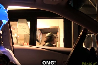 Robot podjeżdża złożyć zamówienie do okienka w McDonald's. Reakcja pracowników rozbawi Cie do łez.