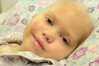 Rodzice żegnają się z umierającą na raka córeczka! Wtedy ona otwiera oczy i wypowiada te słowa...