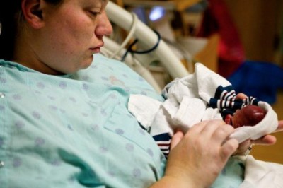 Rodzina postanowił pokazać wzruszając pożegnanie synka wcześniaka, który odszedł w ramionach mamy! 