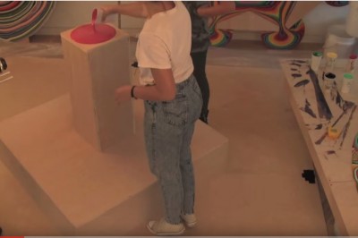 Rozlała czerwoną farbę na wierzchu. Gdy skończyła musiałem podnieść szczękę z podłogi!