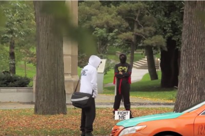 Samotny wojownik rzucał wyzwanie przechodniom! Odważnych spotkała sroga kara!