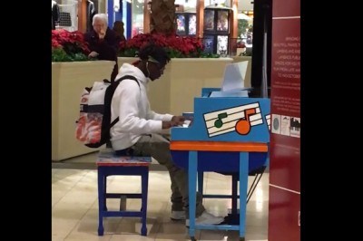 Samouk zagrał na pianinie w galerii! Gdy nagranie pokazano w sieci dostał setki ofert występów!