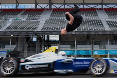 Skok wiary nagrany w 360 stopniach! Kozak wykonuje salto tyłem nad pędzącym bolidem Formuły E! 
