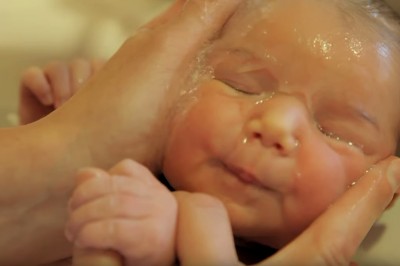 Sposób w jaki kąpała dziecko mógł wydać się przerażający. Dowiedz się czemu to robiła!