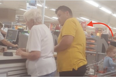 Staruszka przy kasie nie jest w stanie zapłacić za zakupy! Zniecierpliwiony klient z kolejki nie wytrzymał! 
